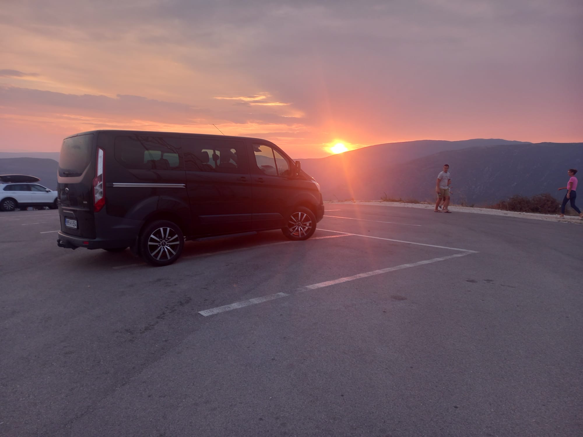 Vozilo Tref Travel d.o.o. Mostar na hercegovaÄkom vidikovcu u zalasku sunca