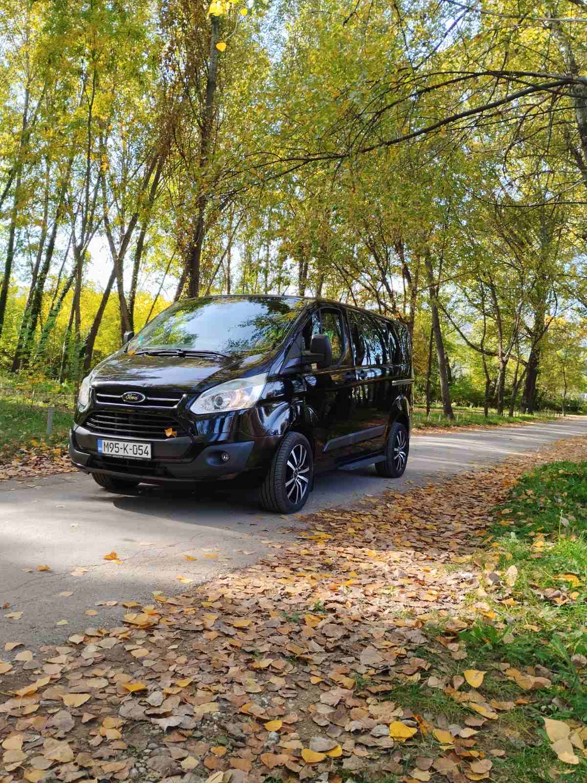 Kombi transfer Tref Travel d.o.o. Mostar na cesti okruĆŸenoj drvoredom