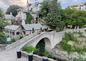 Stari most i kafiÄi u starom gradu u Mostaru