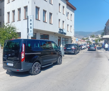 Vozila Tref Travel d.o.o. Mostar parkirana u ulici u Mostaru