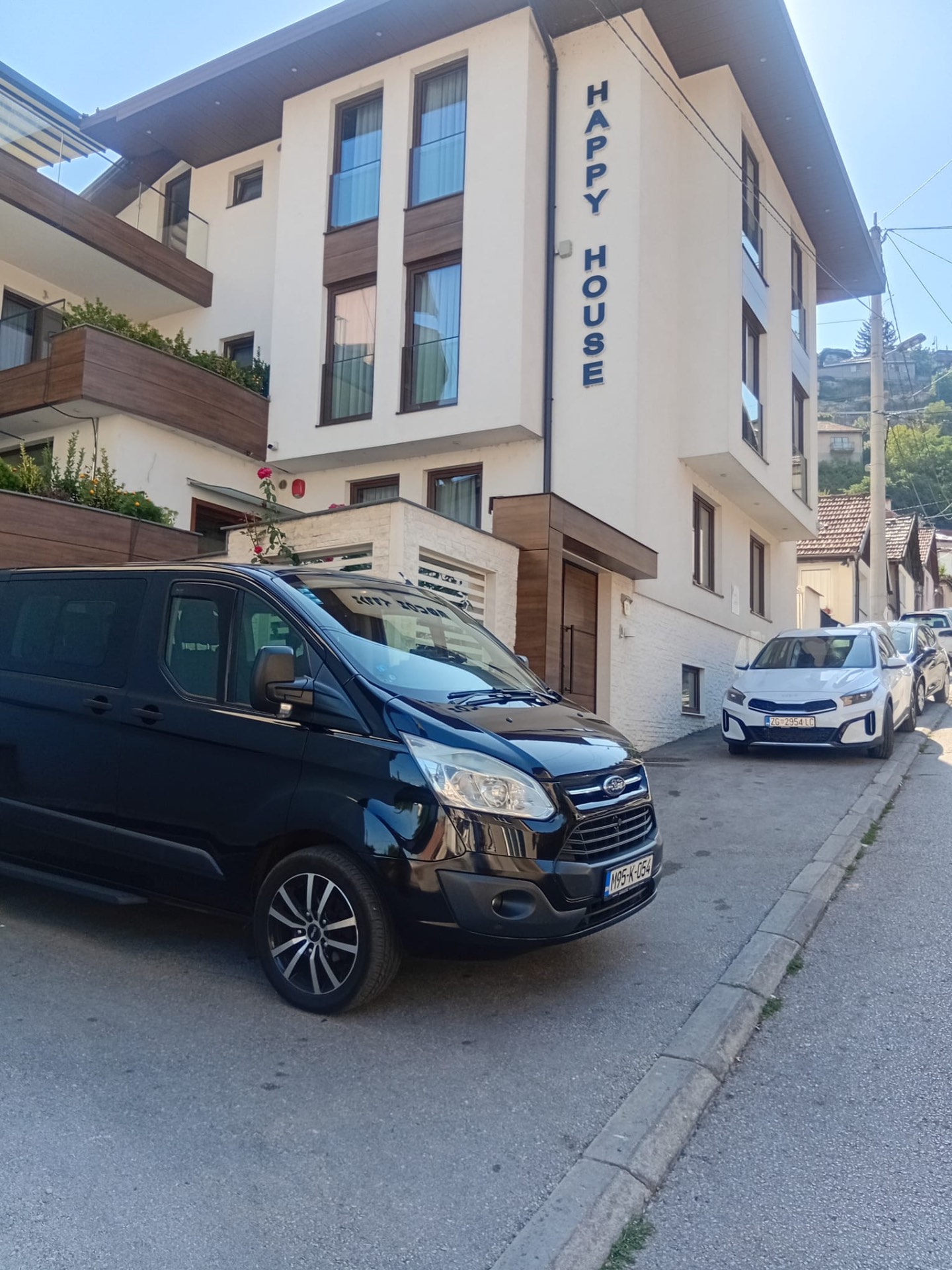 Kombi Tref Travel d.o.o. Mostar Äeka goste ispred hotela u Mostaru