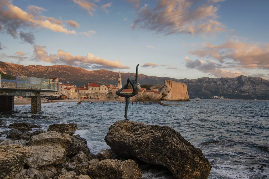 Stari grad Budva i balerina na stijeni uz Jadransko more — privatni transfer iz Mostara