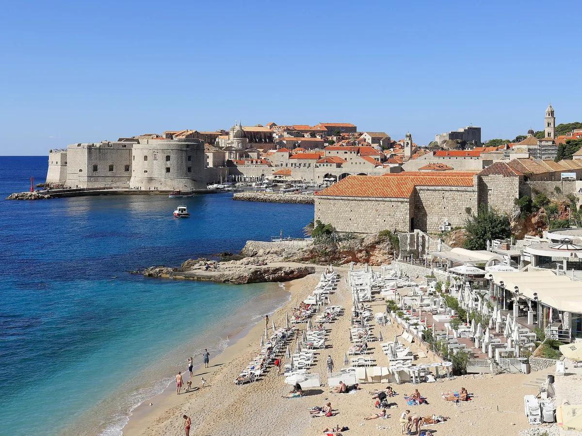 Dubrovačke gradske zidine i plaža Banje — privatni transfer iz Mostara