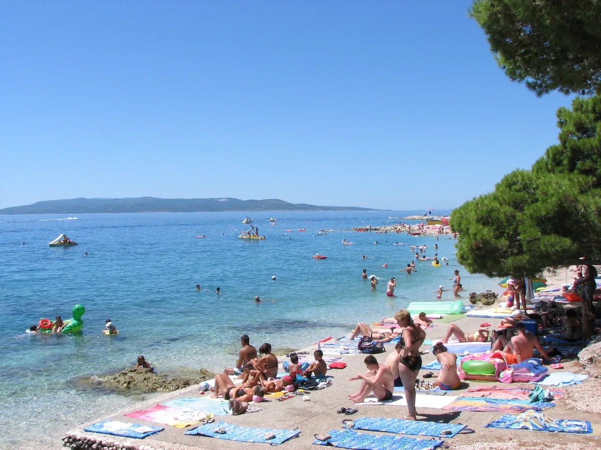 Šljunčana plaža u Makarskoj na Jadranu — transfer iz Mostara