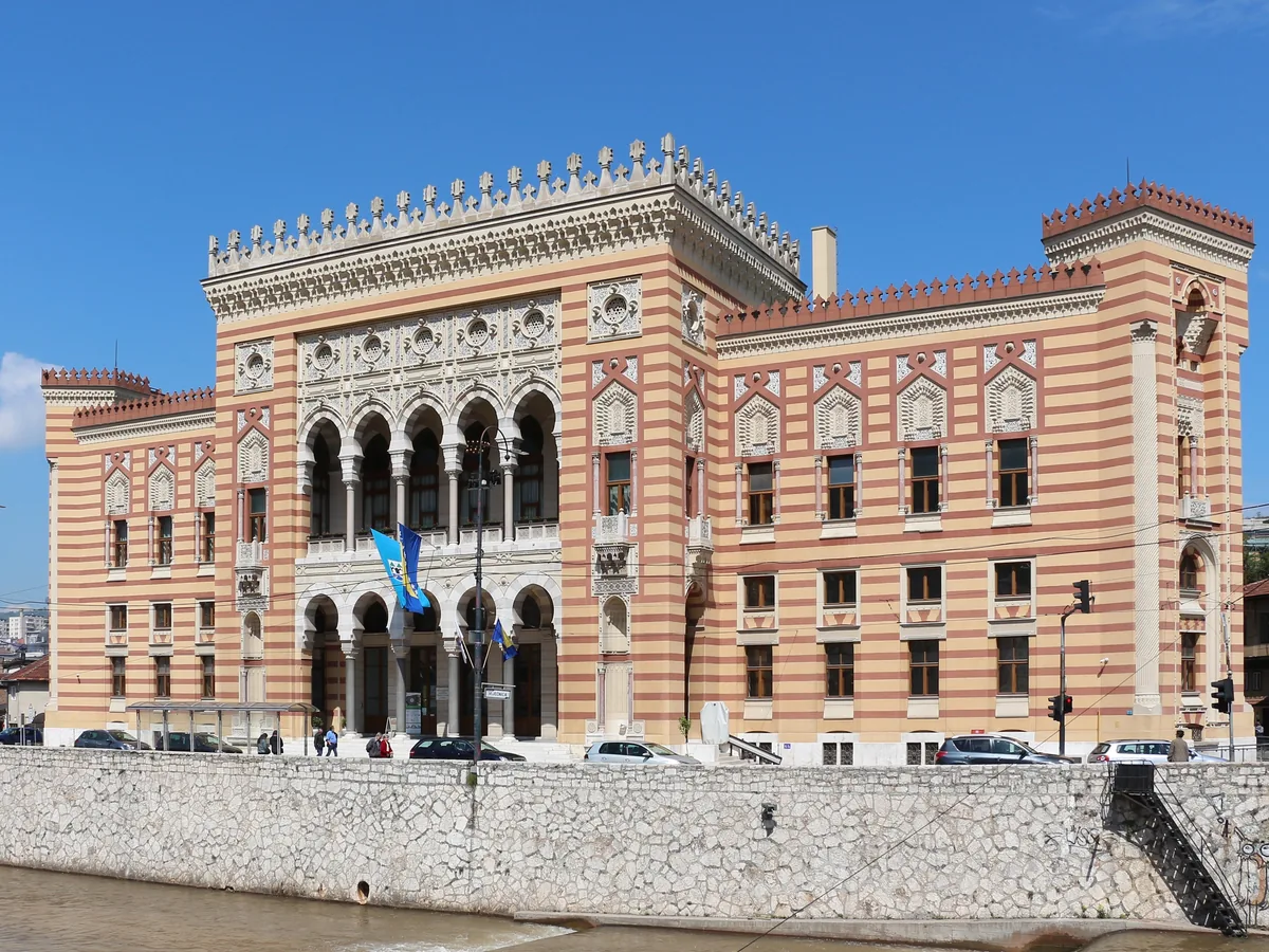 Vijećnica u Sarajevu — destinacija privatnog transfera iz Mostara